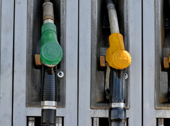 Sejm przyjął ustawy o paliwach. Rząd chce obniżyć ceny nawet o 1,2 zł na litrze