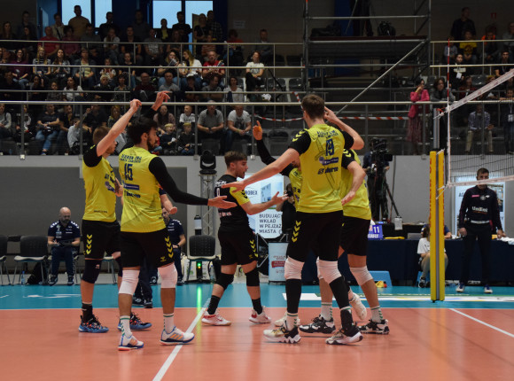 PlusLiga: bez niespodzianki w Krakowie, trzy punkty Aluronu