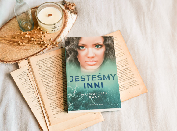 Tajemnice i trudna przeszłość w debiutanckiej powieści Małgorzaty Koch „Jesteśmy inni” [RECENZJA]
