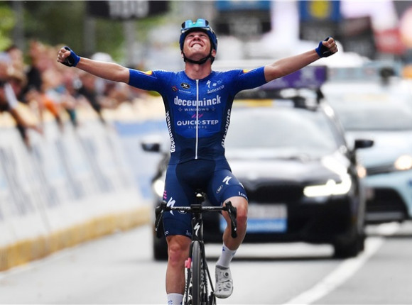 Vuelta a Espana: szalony etap, zakończony zwycięstwem Evenepoela w czerwonej koszulce