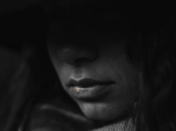 Indie: zbiorowy gwałt na głuchoniemej piętnastolatce