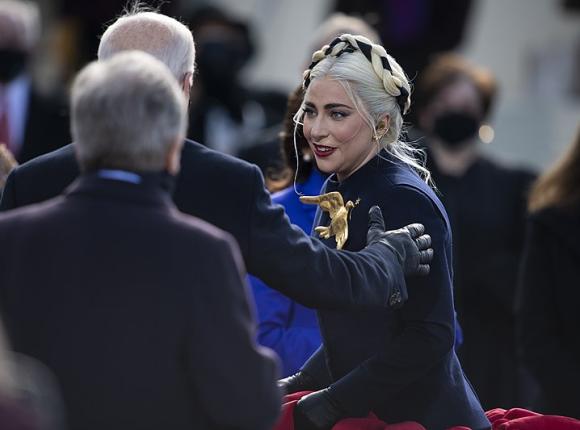 Ukradziono psy Lady Gagi. Asystent postrzelony podczas spaceru z jej buldogami