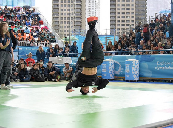 Kierunek Paryż (45) - Breakdance