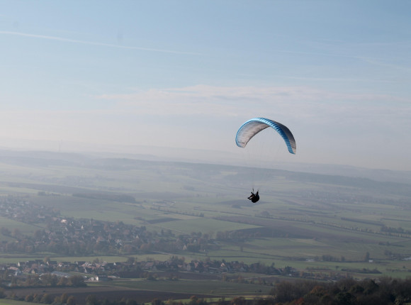 Indonezja: żołnierz skaczący ze spadochronem przeżył upadek z wysokości 500 metrów