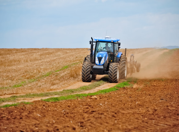 Małopolska: mężczyzna zginął po wypadnięciu z ciągnika