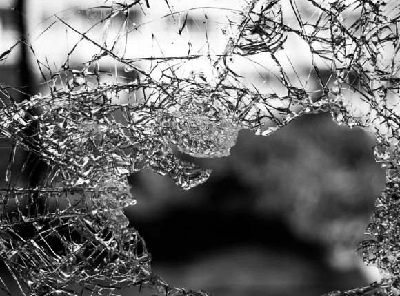 Warszawa: wandale wybijali nocą szyby samochodów i budynków. Sprawcy zostali złapani