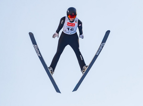 Skoki narciarskie - MŚJ: Loutitt gromi, jedna Polka w "30"