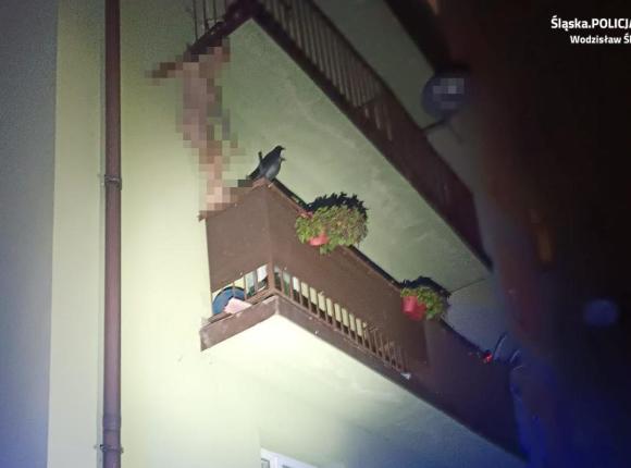 Nagi mężczyzna skakał po balkonach. Policja szukała go od dawna 