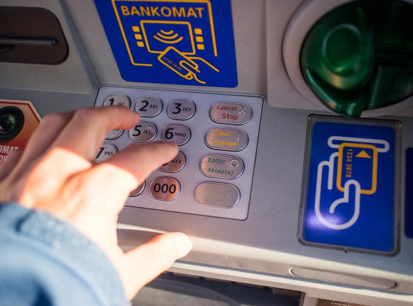 Masowe nieuprawnione wypłaty z kont bankowych. Policja i banki ostrzegają klientów