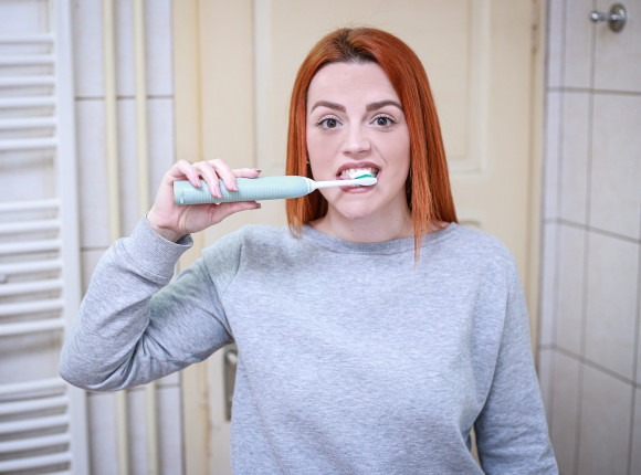 Jak wybrać najlepszą szczoteczkę soniczną do zębów?