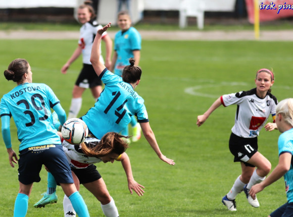 Piłka nożna kobiet: mecz na szczycie Ekstraligi na remis