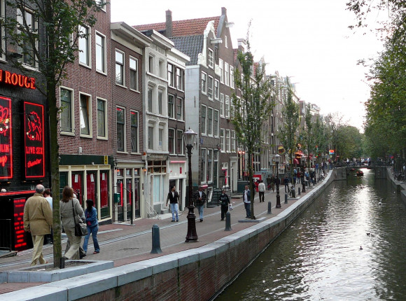 Amsterdam: penalizacja marihuany w dzielnicy czerwonych latarni