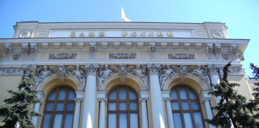 Duży spadek wartości rubla. Rosyjski bank centralny reaguje na dotkliwe sankcje gospodarcze