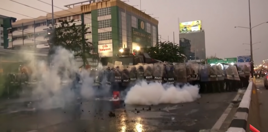 Tajlandia: policja stłumiła protest 1000 osób pod Wielkim Pałacem w Bangkoku