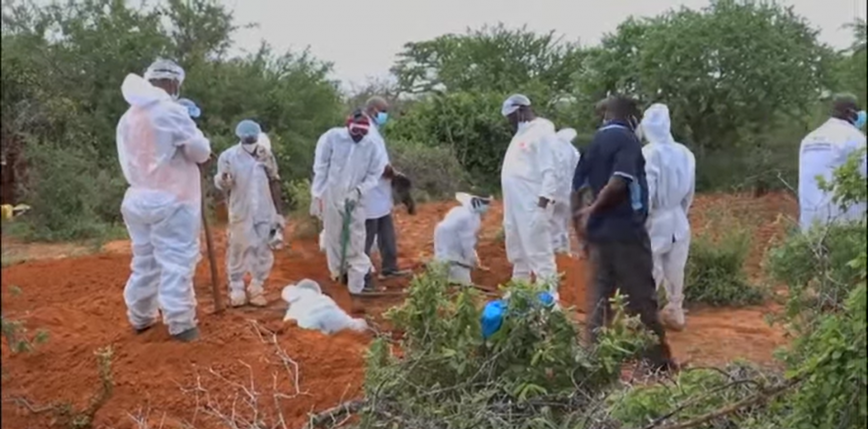 Kenia: odnaleziono 47 ciał członków sekty religijnej, którzy zagłodzili się na śmierć 