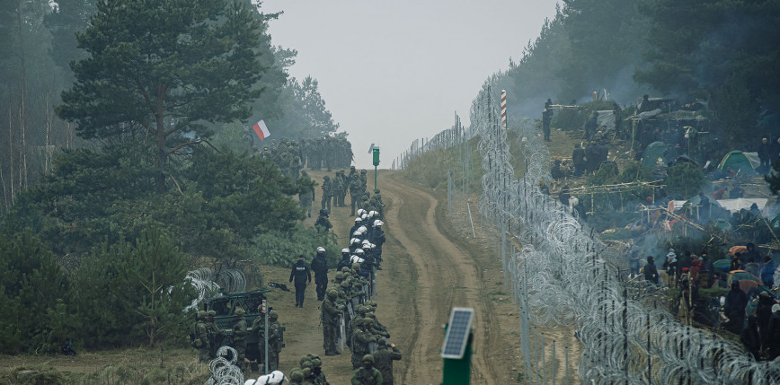 Migranci zgromadzili się w pobliżu przejścia granicznego w Bruzgach