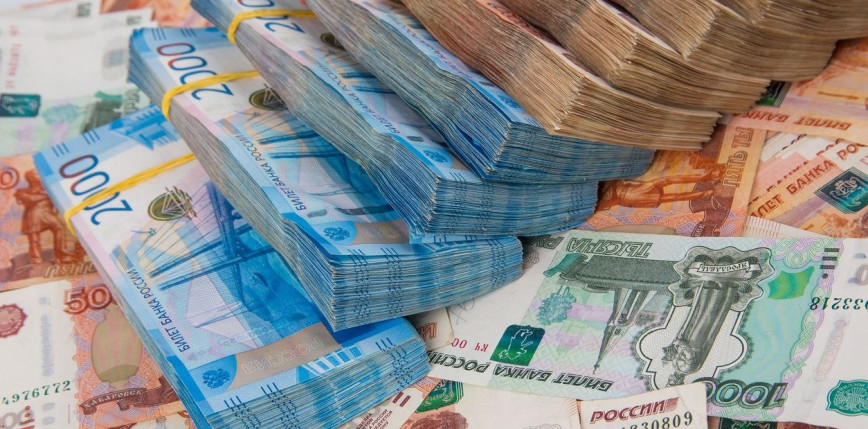 Rubel zostaje światowym liderem. Zyskuje na wojnie, ale to nie rozwiązuje wszystkich problemów Rosji