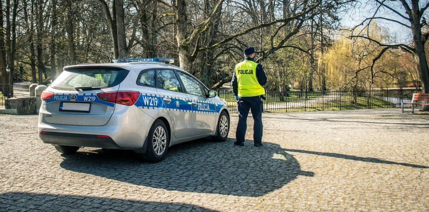 Kraków: mężczyzna nie zatrzymał się do kontroli drogowej. W samochodzie miał broń palną
