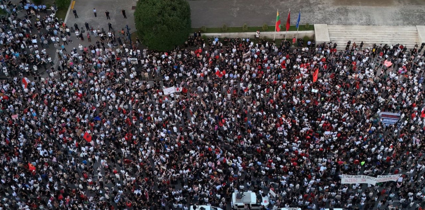 „Albania nie jest na sprzedaż” – tysiące osób protestują przeciwko luksusowemu kurortowi powiązanemu z Jaredem Kushnerem