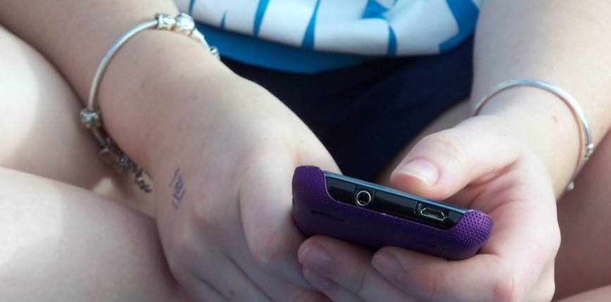14-latek wysłał koleżankom wiadomość z linkiem do pornografii. Trafił do „rejestru pedofilów”