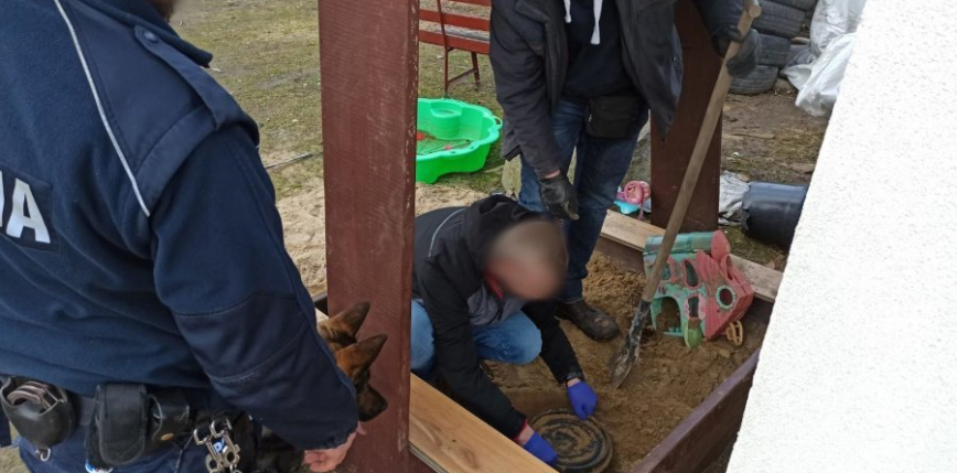 Łódzkie: ukrywał narkotyki w piaskownicy