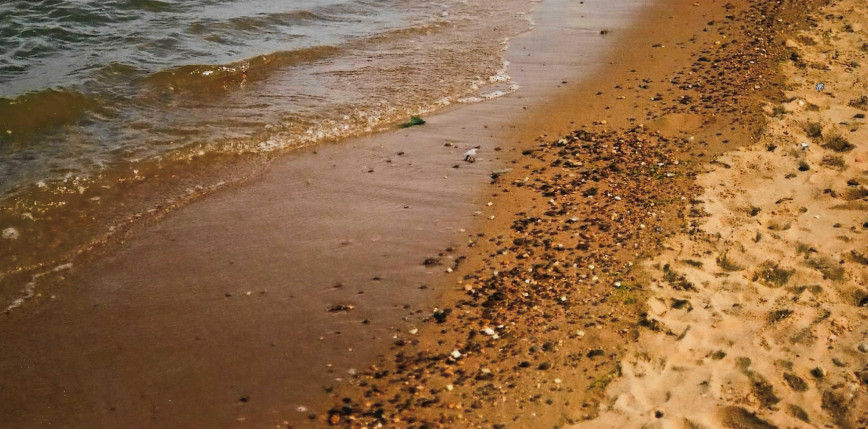 Anglia: nastolatek uwięził się w wykopanym przez siebie głębokim dole na plaży