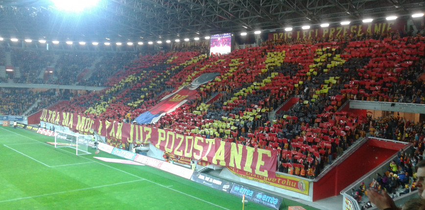 PKO Ekstraklasa: aż pięć czerwonych kartek w Białymstoku. Pogoń minimalnie wygrała z Jagiellonią