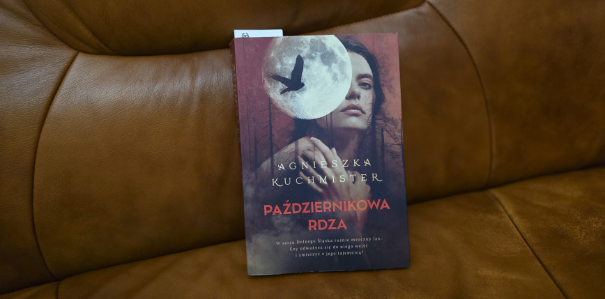 Magiczne miejsce, magiczne czasy, magiczna książka - recenzja „Październikowej rdzy" Agnieszki Kuchmister