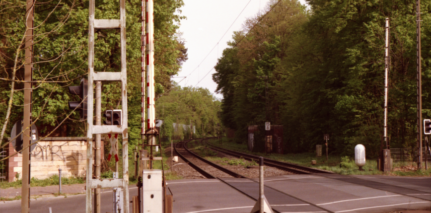 Jak bezpiecznie pokonywać przejazdy kolejowe i tramwajowe?