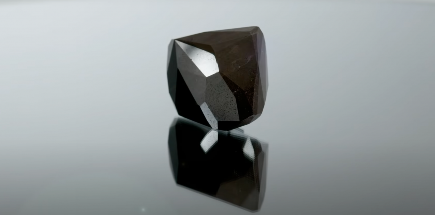 555,55-karatowy czarny diament ,,Enigma’’ sprzedany za 3,16 mln funtów