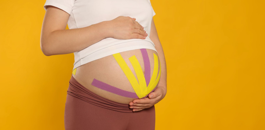 Taśmy kinezjologiczne w ciąży – bezpieczna ulga dla kręgosłupa czy modny gadżet?