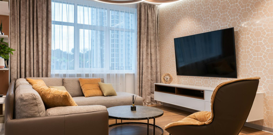 Jak wybrać idealną szafkę RTV do salonu? Praktyczne triki aranżacyjne 