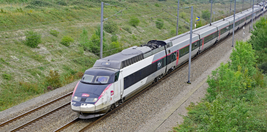 Francja: zakaz lotów krajowych do miejsc, w które można pojechać pociągiem