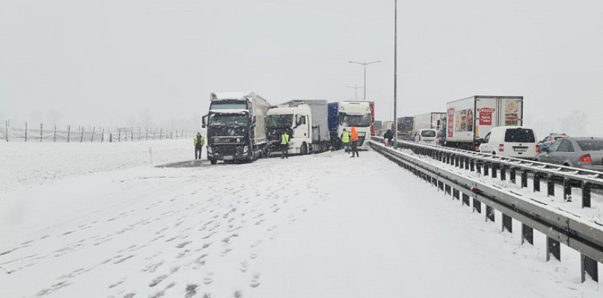 Dolnośląskie: dziewięć samochodów ciężarowych zderzyło się na autostradzie A4