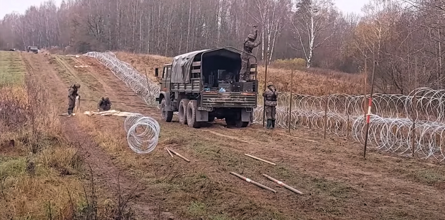 Wojsko kontynuuje budowę tymczasowej zapory na granicy z Rosją