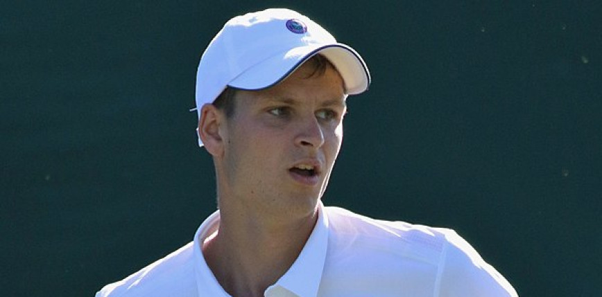 Tenis - ATP Dubaj: awans Hurkacza w deblu po kreczu rywali