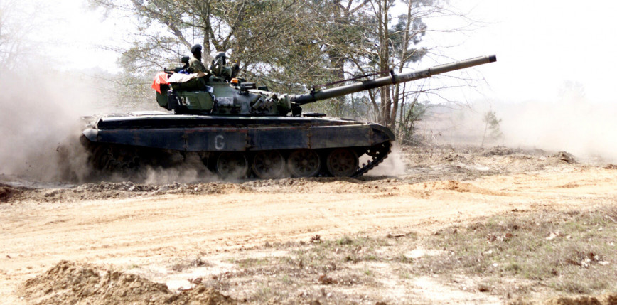 Rosyjskie T-72 wzmocnione „pancerzem” z kradzionych włazów kanalizacyjnych [WIDEO]