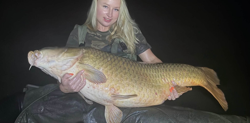 Polska wędkarka Sylwia Tkacz ustanawia rekord kraju kobiet, łowiąc karpia o wadze 36,8 kg