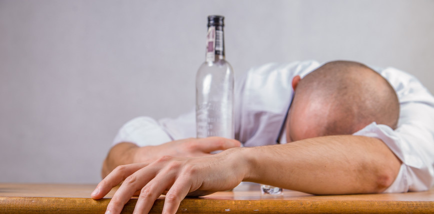 Rosja: wzrosła liczba zgonów związanych ze spożywaniem alkoholu