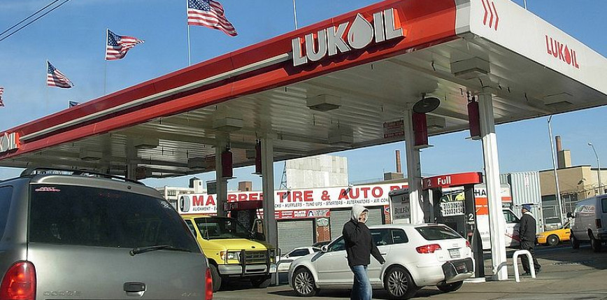 USA mogą złagodzić sankcje na rosyjską ropę. Tusk pyta: kto naprawdę zyska?