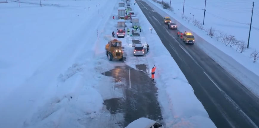 Japonia: burza śnieżna wywołała chaos na autostradzie