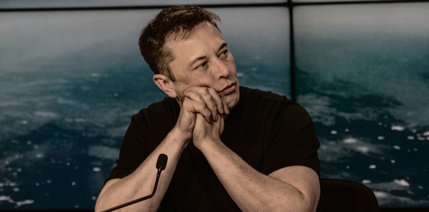 Użytkownicy Twittera w większości opowiedzieli się za tym, aby Musk sprzedał część akcji Tesli
