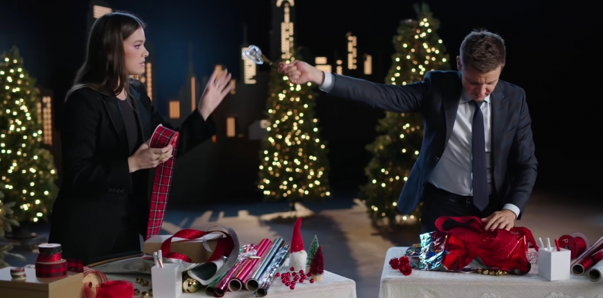Hailee Steinfeld i Jeremy Renner pakują prezenty w klipie "Hawkeye'a"