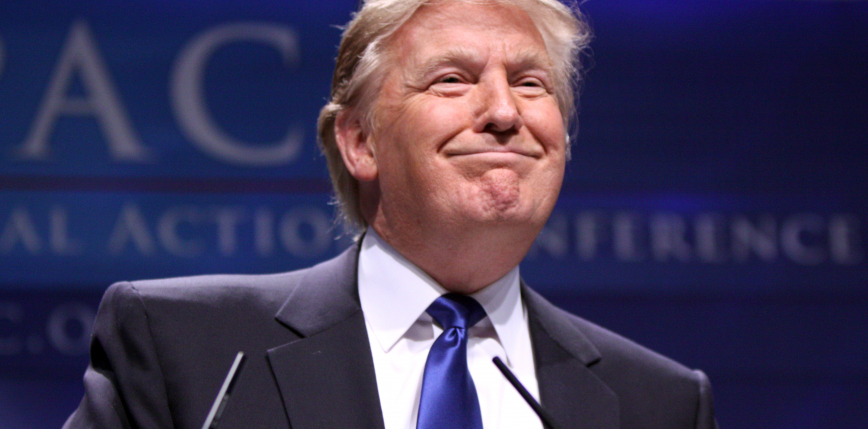 Trump znosi restrykcje dla podróżujących. Rzeczniczka Bidena zapowiedziała, że obostrzenia zostają