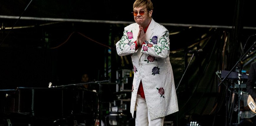 Elton John odznaczony przez księcia Karola