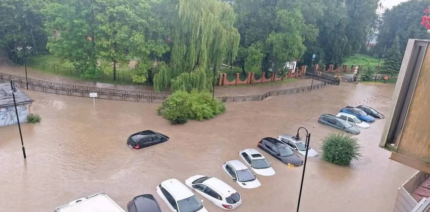 Powódź w Elblągu: Kumiela zalała centrum miasta, wprowadzono pogotowie przeciwpowodziowe