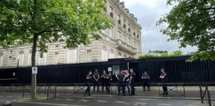 Paryż: ochroniarz zginął przed katarską ambasadą 