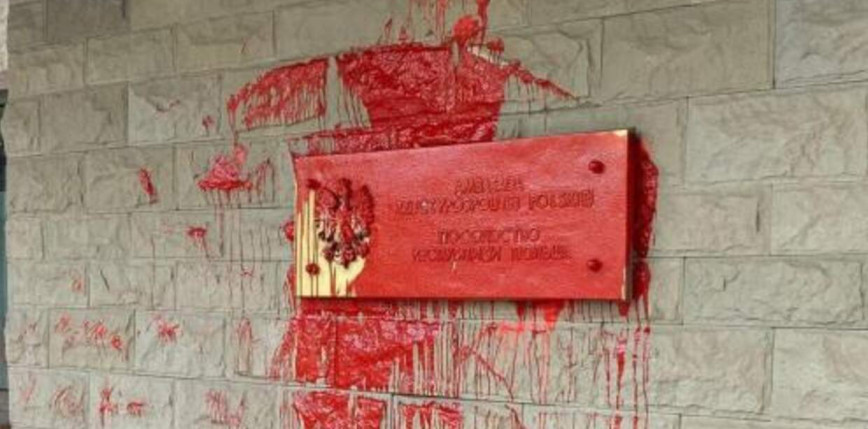 Polska ambasada w Moskwie została oblana czerwoną farbą