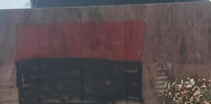 Zdewastowany pomnik „Rzeź Wołyńska” w Domostawie. Na cokole banderowska flaga i napis „Chwała UPA”