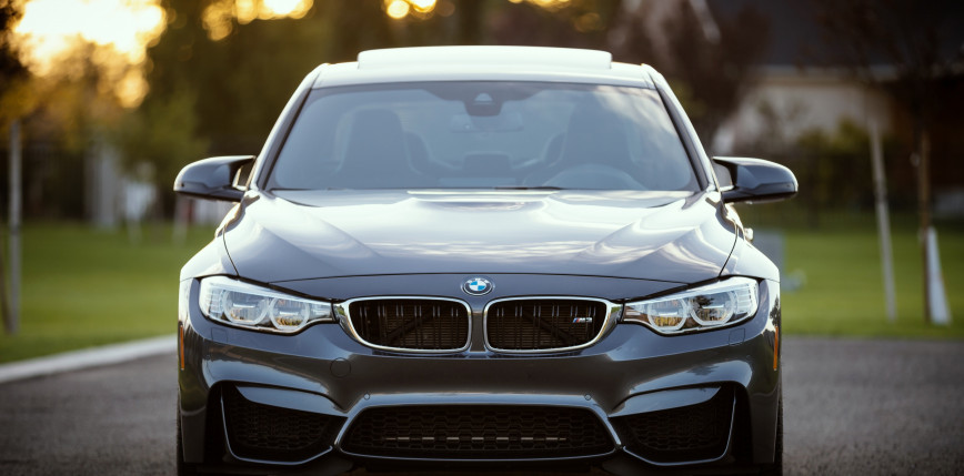Wypadek w Łodzi: bmw wjechało w salon samochodowy